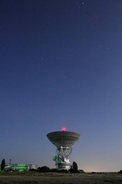 radyo teleskop gökyüzü arka plan üzerinde