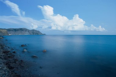 Deniz ve bulut mavi gökyüzü.