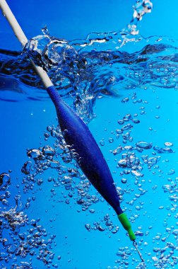 Balık tutma. Mavi açık suda yüzer.