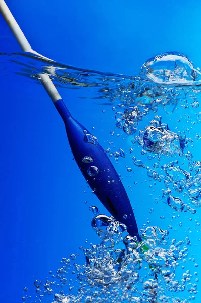 Balık tutma. Mavi açık suda yüzer.