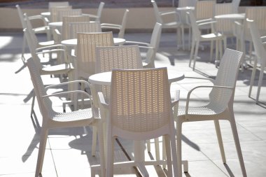 Konuklar olmadan bir yaz gününde boş kafe