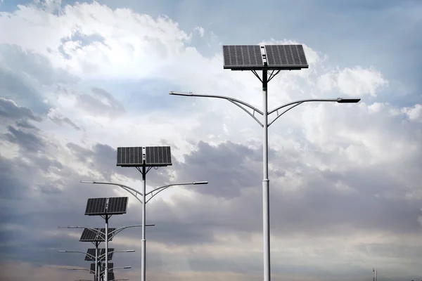 Sokak aydınlatma için kullanılan güneş panelleri. — Stok fotoğraf