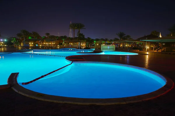 Piscinas panorâmicas luzes noturnas, céu noturno — Fotografia de Stock