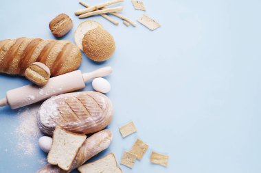 Ekmek mavi bir arka plan üzerinde döşeme