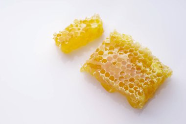 Beyaz bir arka planda peteğin