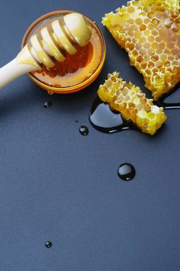 Peteğin siyah bir zemin üzerine