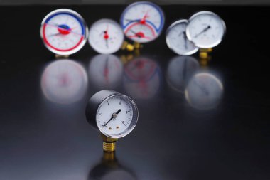 Manometre odak. Diğer enstrümanlar arka plan üzerinde basınç göstergesi.