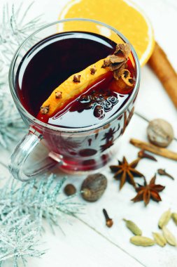 Geleneksel kış mulled şarap baharat ve Noel dekor.