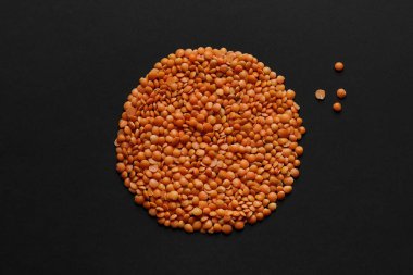 Mercimek siyah bir zemin üzerine