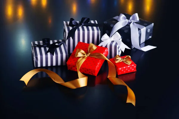 Scatole regalo di Natale su sfondo scuro . — Foto Stock