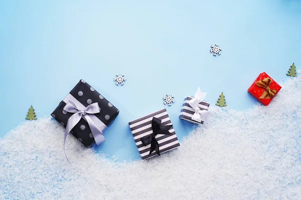 Bovenaanzicht. Geschenkdozen met sneeuw op een blauwe achtergrond . — Stockfoto