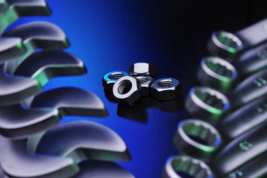 İç vida, somun anahtarları tarafından çevrili kümesi. İlişkisel kompozisyon. Bir bavul, aydınlatma renk araçları.