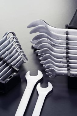 Otomobil somun anahtarları takımları. Bir bavul, gri arka plan araçlarında