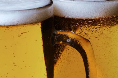 İki bardak bira Close-Up.