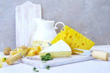 Peynir ve süt ışık eski tahtası. Rustik görünümü.