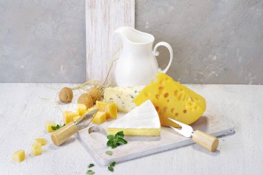 Peynir ve süt ışık eski tahtası. Rustik görünümü.