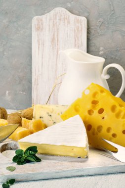 Peynir ve süt ışık eski tahtası. Rustik görünümü.