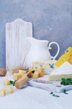 Peynir ve süt ışık eski tahtası. Rustik görünümü.