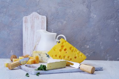 Peynir ve süt ışık eski tahtası. Rustik görünümü.