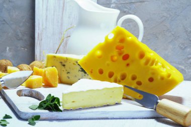 Peynir ve süt ışık eski tahtası. Rustik görünümü.