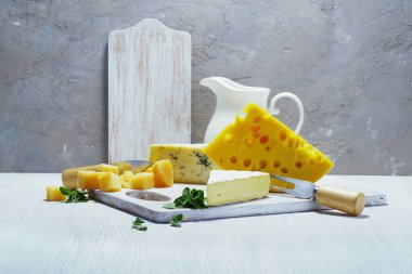 Peynir ve süt ışık eski tahtası. Rustik görünümü.