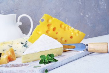 Peynir ve süt ışık eski tahtası. Rustik görünümü. Yakın çekim.