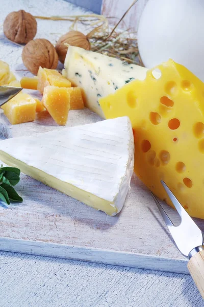 Käse und Milch auf einem alten Brett. Rustikaler Blick. Nahaufnahme. — Stockfoto