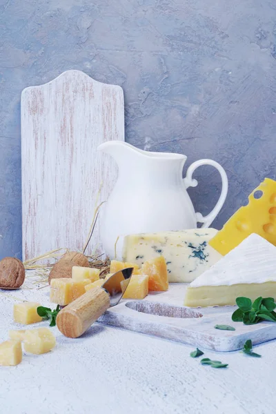 Peynir ve süt ışık eski tahtası. Rustik görünümü.