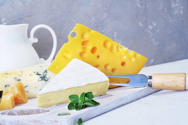 Peynir ve süt ışık eski tahtası. Rustik görünümü. Yakın çekim.