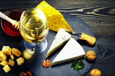 Şarapla peynir ve koyu ahşap bir masa üzerinde tatlım. Yakın çekim.