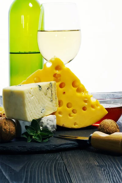 Queso con vino y miel en una mesa de madera oscura . — Foto de Stock