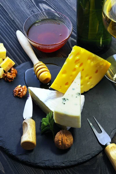 Käse und Honig auf dunklem Hintergrund. — Stockfoto