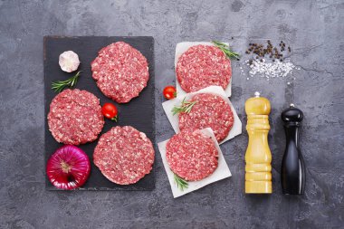 Karanlık mazisi on burgers için taze çiğ kıyılmış et.