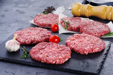 Karanlık mazisi on burgers için taze çiğ kıyılmış et.
