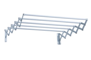 Askı beyaz bir arka plan üzerinde elbise için kurutma makinesi boş. İzole