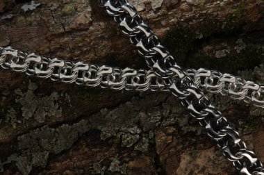 Gümüş Takı zincir arka planda wood, ağaç kabuğu, yakın çekim.