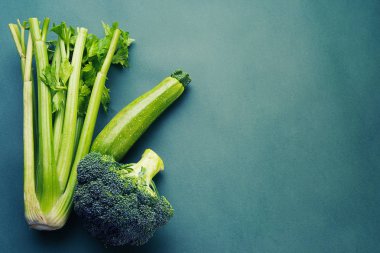 Yeşil zemin üzerine yeşil sebze. Üstten Görünüm.