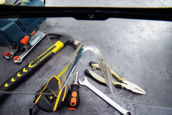 Vista de herramientas para reparación a través de gafas protectoras . — Foto de Stock