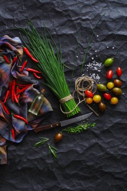 Frenk soğanı soğan domates ve biber rustik sebze kompozisyonu.