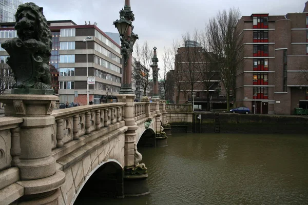旧ヨーロッパの都市、アムステルダム、ロッテルダム、ハーグ、クリスマス前、古い通り — ストック写真