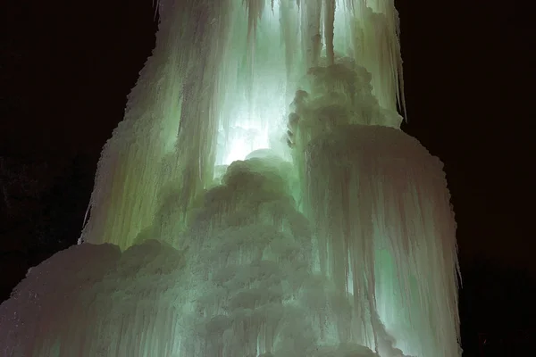 Cachoeira de gelo, textura de gelo, uma fonte congelada cascatas de icicles, fonte de gelo congelada, escultura de gelo, gelo brilhante, luz mágica, natal, ano novo, fundo — Fotografia de Stock