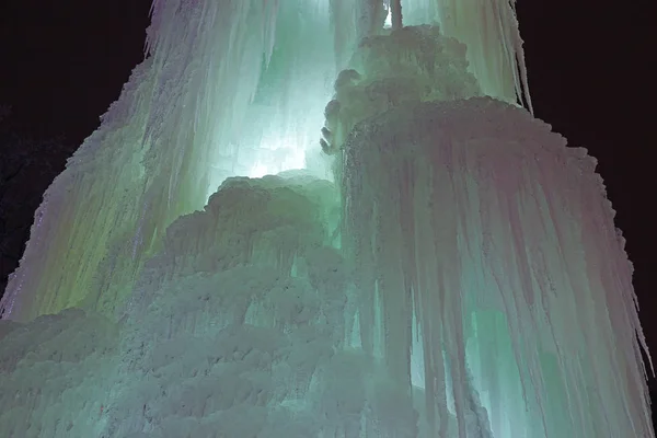 Cachoeira de gelo, textura de gelo, uma fonte congelada cascatas de icicles, fonte de gelo congelada, escultura de gelo, gelo brilhante, natal, ano novo, fundo — Fotografia de Stock