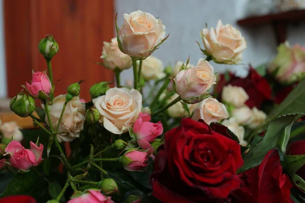 Rosas, rosas blancas y moradas, un ramo de rosas rosadas, fondo pared blanca Imagen de archivo