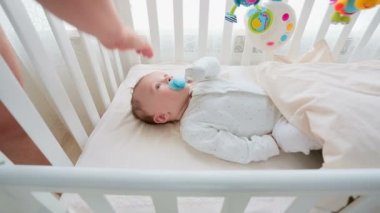 Genç bakan üst şirin 3 aylık Bebek karyolası yalan okşama