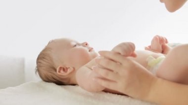 Güzel bebek çocuk yatak ve genç bakan anne yalan bezli