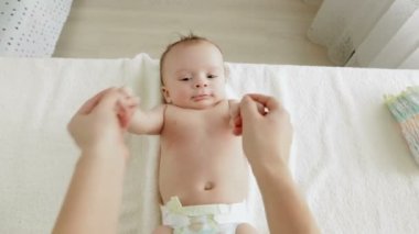 POV elele ve tablo değiştirilmesi hakkında yalan şirin bebek çocuk bakarak genç anne
