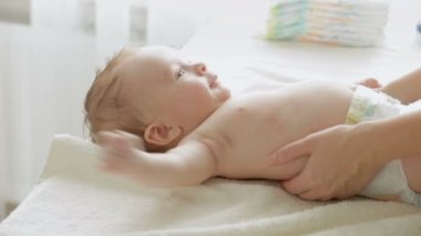Tablo pencerenin önünde değiştirilmesi hakkında yalan şirin 3 aylık erkek bebek
