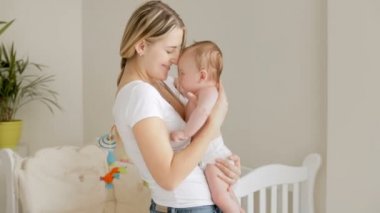 Yatak Odası, 3 aylık bebek oğlu sarılma mutlu genç anne