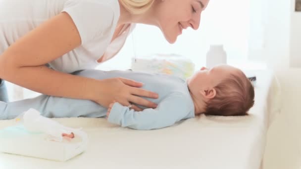 可爱的 3 个月大男婴躺在改变和笑时母亲亲吻和跟他一起玩 — 图库视频影像