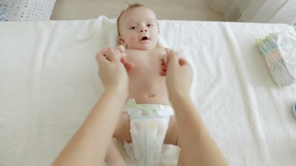 POV madre giocando e toccando carino bambino di 3 mesi sdraiato sul fasciatoio — Video Stock